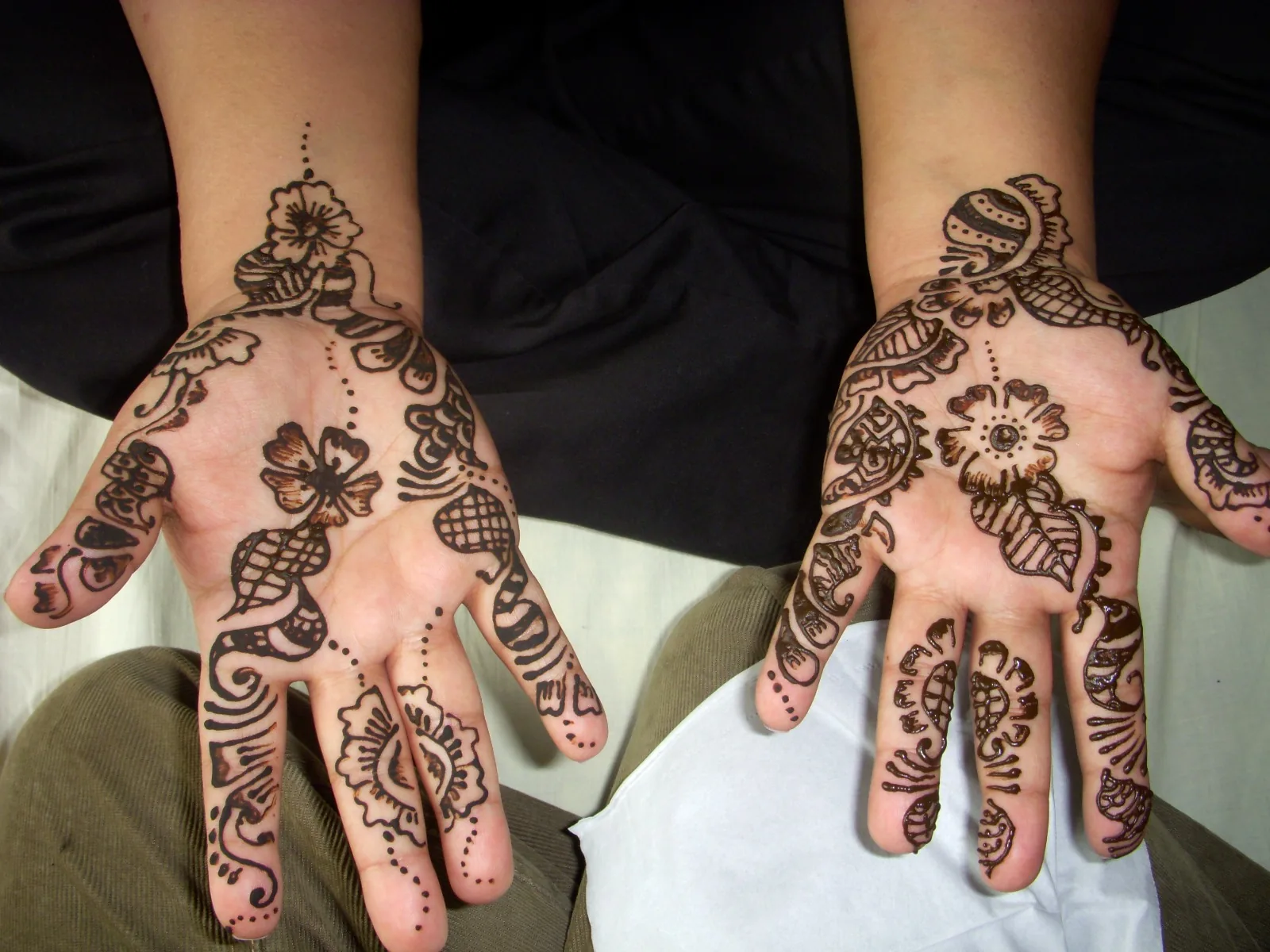 Fine line mehndi design