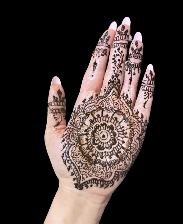Detailed bridal henna design by Sana Uppal